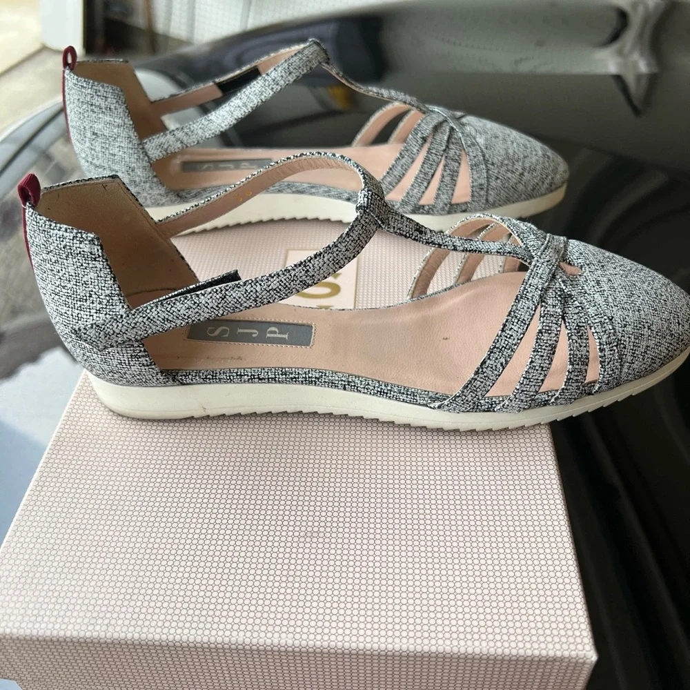 Flats - Picture 3 of 4